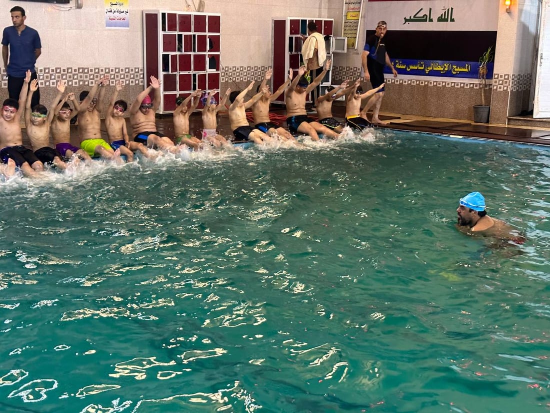 صور: 50 من أطفال الديوانية يحتفلون بإتقانهم السباحة.. “دولفين وكرول” وحركات أخرى