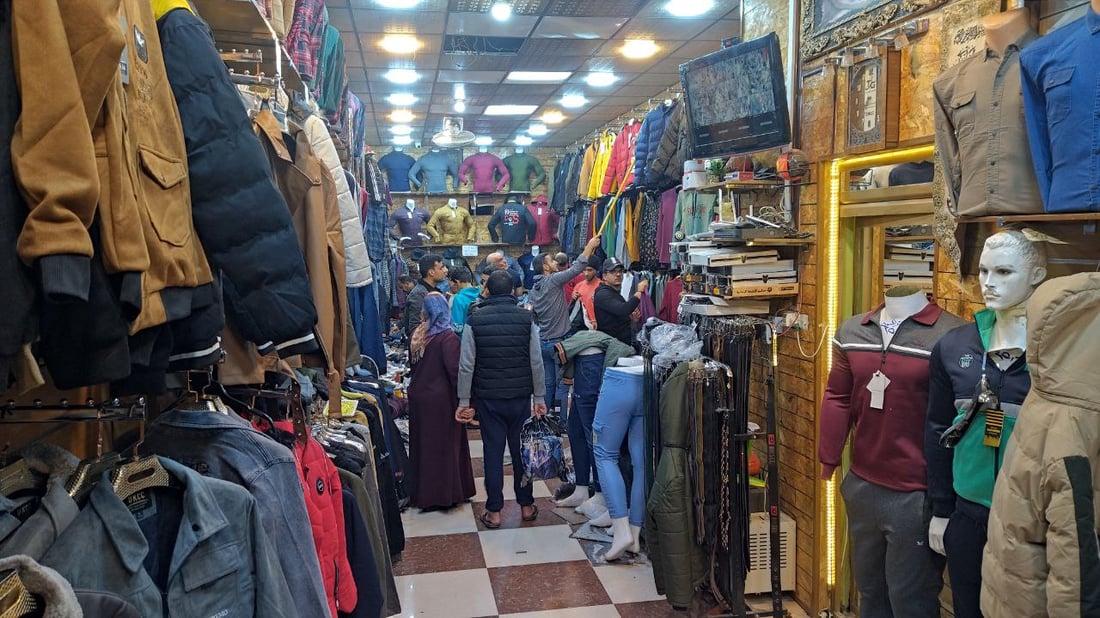 تاجر ألبسة في هيت يبيع 150 قطعة في اليوم الواحد: أنا “نمبر ون” (صور)