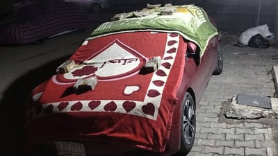 العراقيون يدثرون السيارات بالبطانيات استعداداً لموجة “الحالوب”
