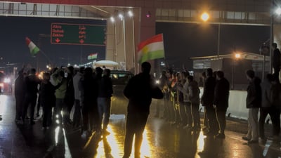 هاوڵاتیان بە ئاڵای کوردستانەوە پێشوازی لە تەرمی شەهید ئەحمەد هێمن دەکەن