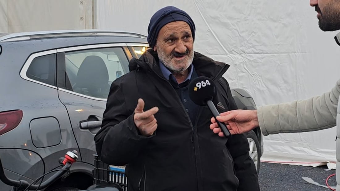 مام مەغدید رۆژانە قوتووی بەتاڵ کۆدەکاتەوە؛ هاوکاری کوردانی رۆژئاوا دەکات