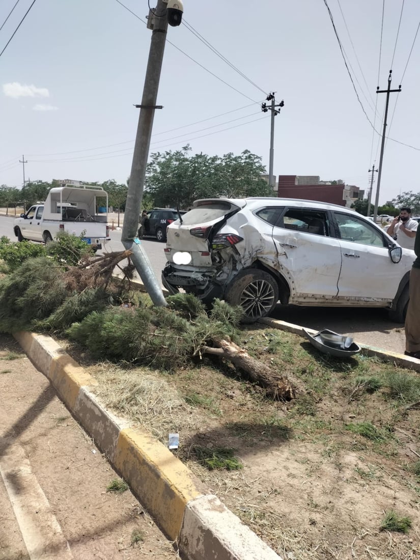 ئۆتۆمبێلێک خۆی بە عامودێکدا کێشا و چوار کەس بریندار بوون 