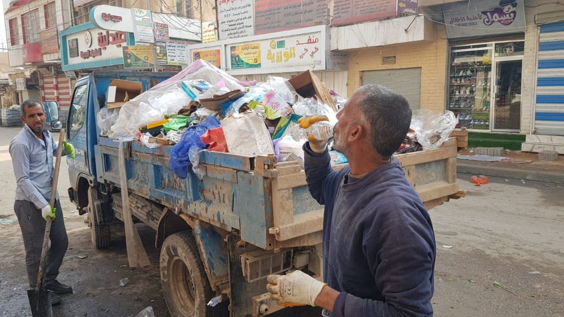 عمال تنظيف من القطاع الأهلي.. 5 أيام إضراب أغرقت المسيب بالنفايات