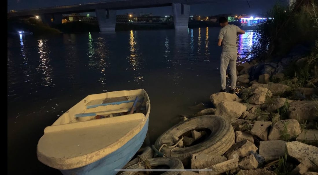 فيديو من الليل تحت جسر باب المعظم.. صيّاد حائر: سمك دجلة يهرب من “ديجيات” القوارب