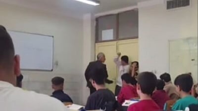 لە کرماشان مامۆستایەک بەشێوەیەکی توند لە قوتابییەکانیدا و دەنگدانەوەی گەورەی لێکەوتەوە