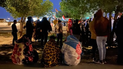 صور ليلية: ضرغام وأصدقاؤه أمام استئناف بابل احتجاجاً على قضية السلامي والمهلهل