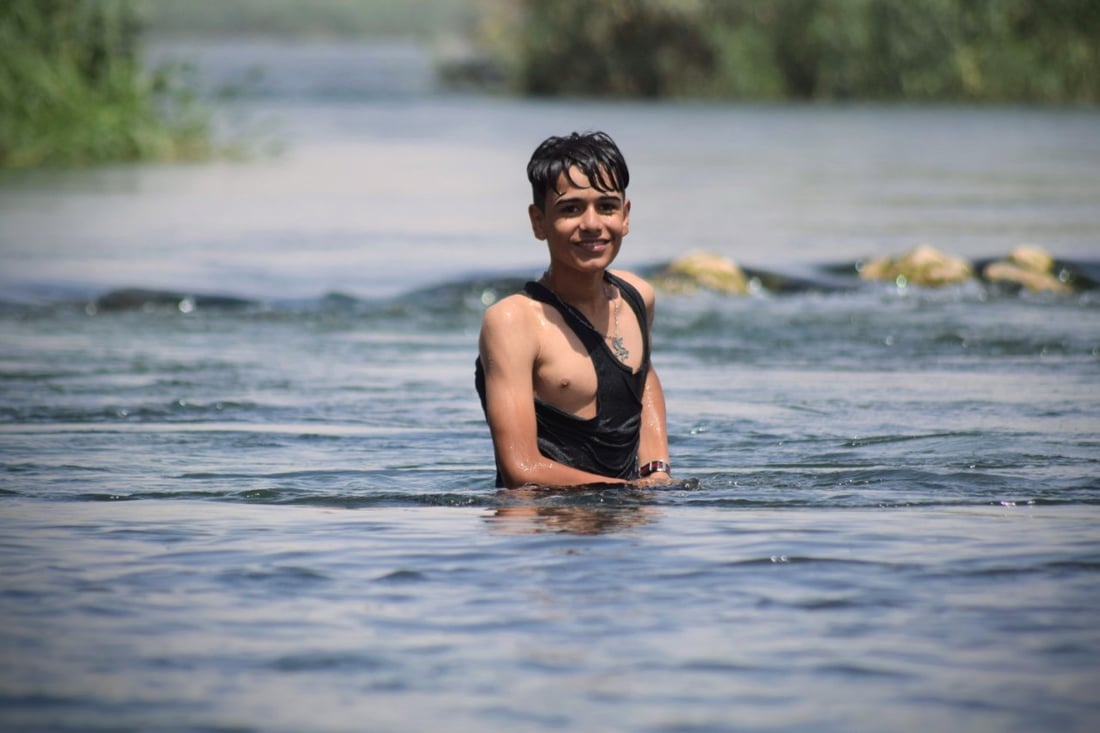 صور من نهار البغدادي: “رقّية” في الفرات و3 ساعات سباحة كافية لتجاوز الذروة