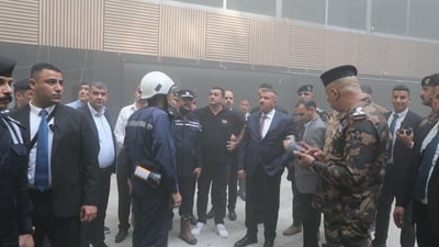 شاهد.. وزير الداخلية يقف أمام الحريق الكبير في مستشفى الشعب (صور)