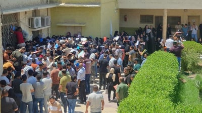 صور: محاضرو الديوانية يرابطون ساعات طويلة عند باب التربية.. “نريد كتب التثبيت”