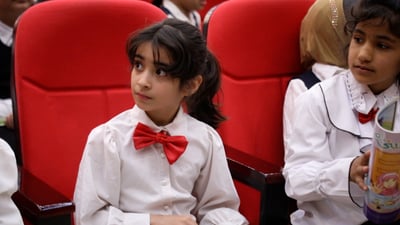 صور: برازيلي يزور العراق لأول مرة ويعلم أطفال الديوانية الحفاظ على بيئة مدينتهم
