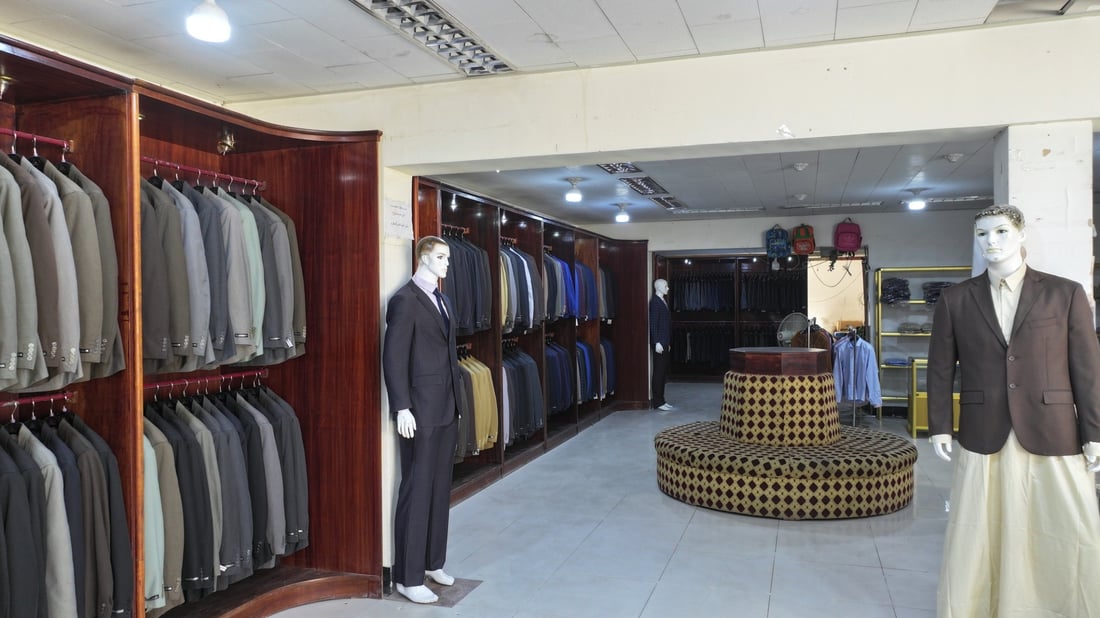 بدلات رسمية وعسكرية صنعت في العراق.. معمل النجف مستعد لرفد الدولة والسوق