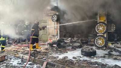 شاهد: الدفاع المدني يمنع كارثة وصول النيران إلى شقق سكنية في الناصرية