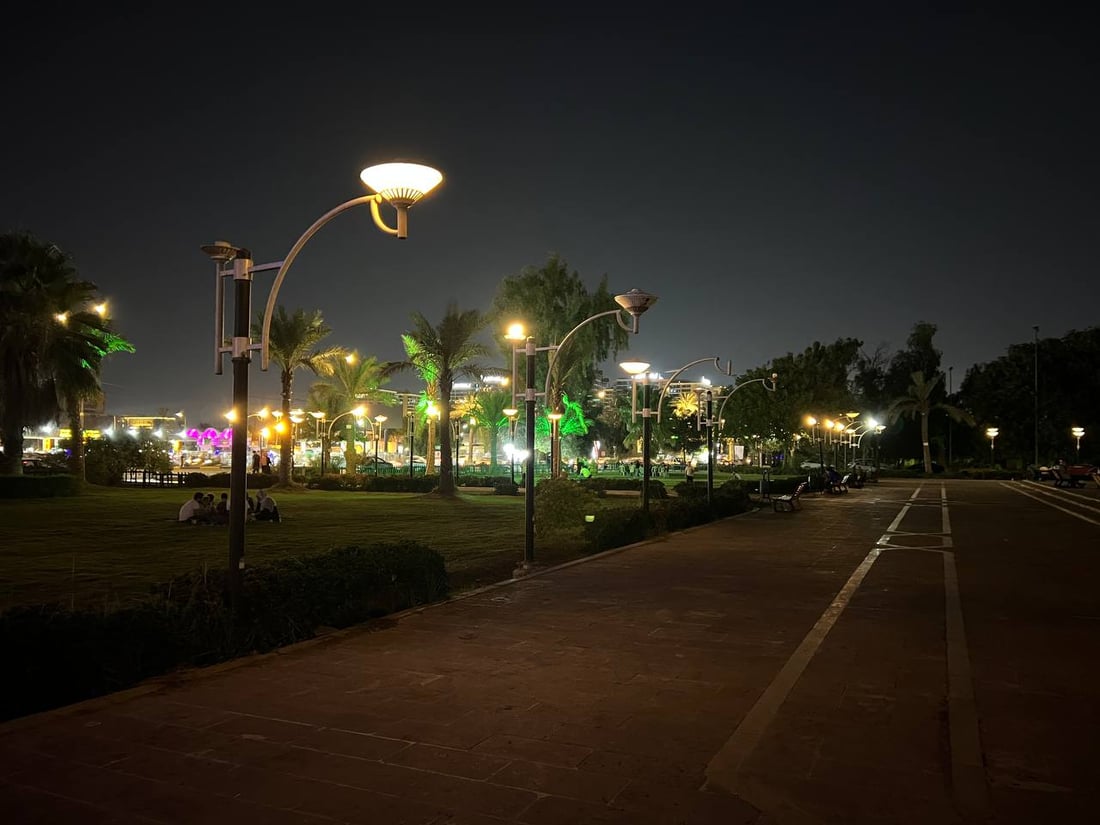 سهرة هادئة في قلب بغداد.. صور ليلية من حديقة “إنقاذ الثقافة العراقية”