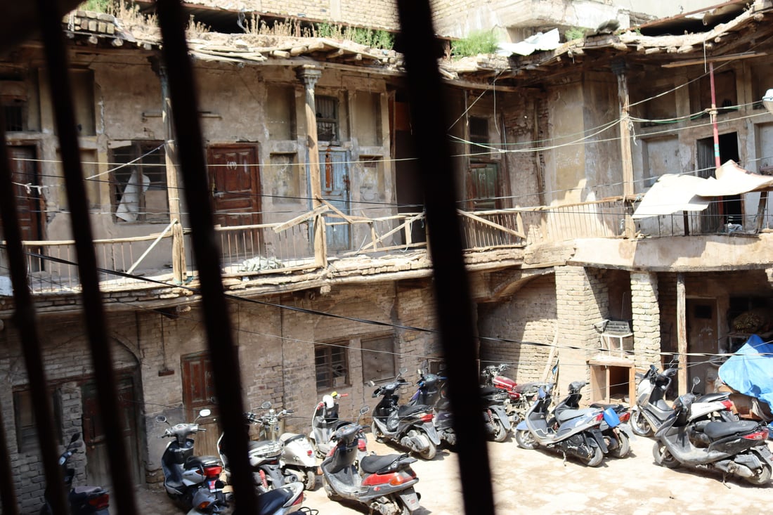 فيديو من “خان المدامغة” في الكاظمية: آخر شاهد على العهد العثماني تحوّل إلى “گراج”