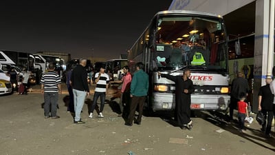 كراج البصرة الرئيسي لم يتوقف.. زيارة الموتى في مقبرة النجف طقس راسخ (صور)