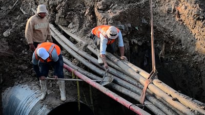 أزمة جسر الزعفرانية مستمرة.. المنطقة بلا ماء والأهالي يناشدون السوداني (فيديو)