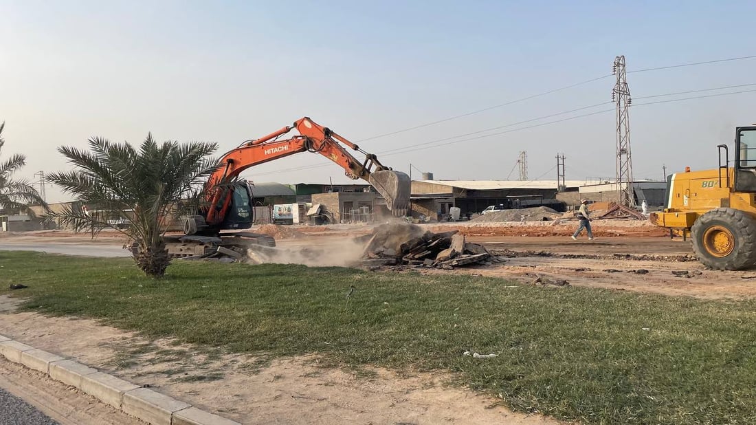 صور من طريق “يا علي”: أعمال البلدية بدأت في مدخل النجف بإزالة التبليط القديم