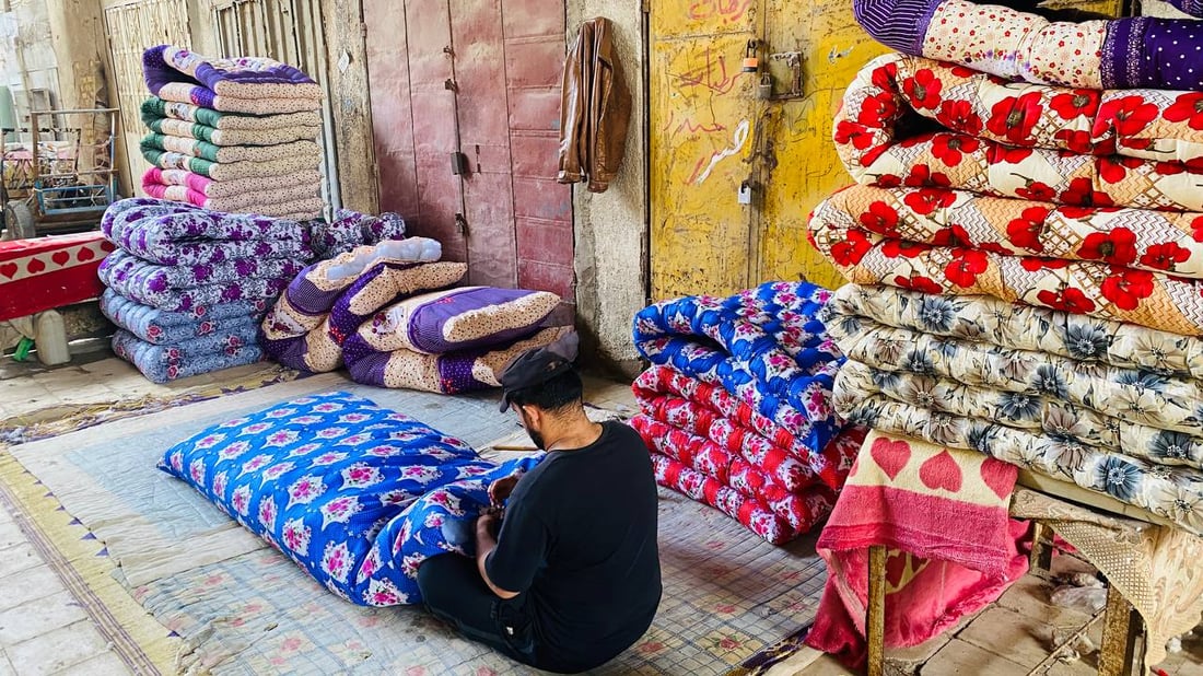 صور من سوق الندافين في العمارة.. صناعة يدوية فاخرة وحنين إلى أيام القطن الطبيعي