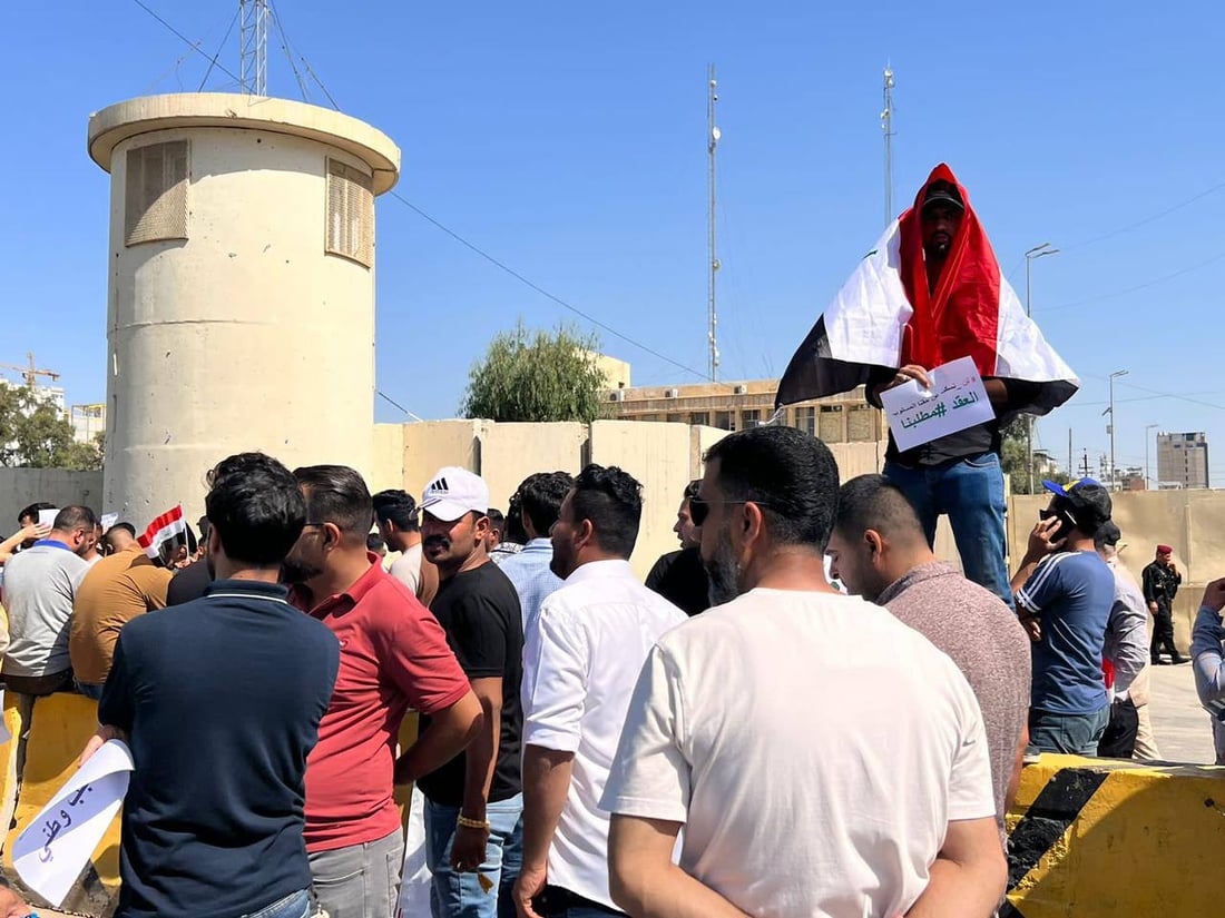 صور: خريجو التربية أمام مبنى محافظة كربلاء منذ الصباح.. “وظِّفونا”