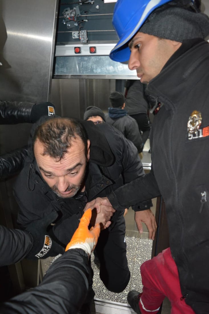 فريق الإنقاذ العراقي يخرج شخصين علقا في مصعد بولاية هاتاي التركية