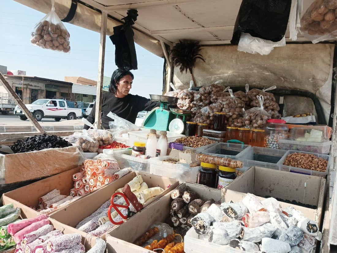 قطع 700 كم من أربيل إلى الرطبة.. رستم يبيع الكرزات والسجاد وينام في منازل الأهالي