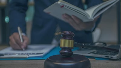 القضاء يحكم بالسجن 7 سنوات على محامٍ ضبطت بحوزته أختام مزورة