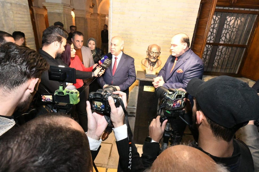 صور: نحات مغترب يجسّد يوسف العاني.. وعرض تمثاله خلال حفل في بغداد