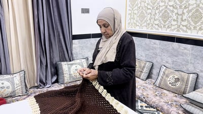 السيدة نهلة الراوي تحوك لكل البيت حتى المجمدة وتستورد من بغداد للكرابلة