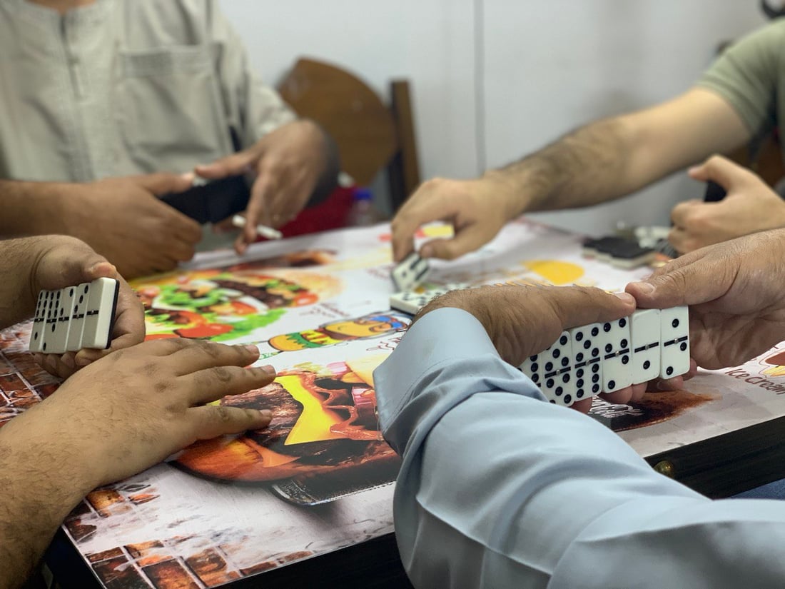 بغداد: مقهى “دلّة” في مجمع النجمة.. ركن للشباب أسسه مهندس ينتظر التعيين