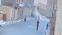 مشهد مؤلم.. سقوط جسم غريب من السماء على مجموعة أطفال عراقيين