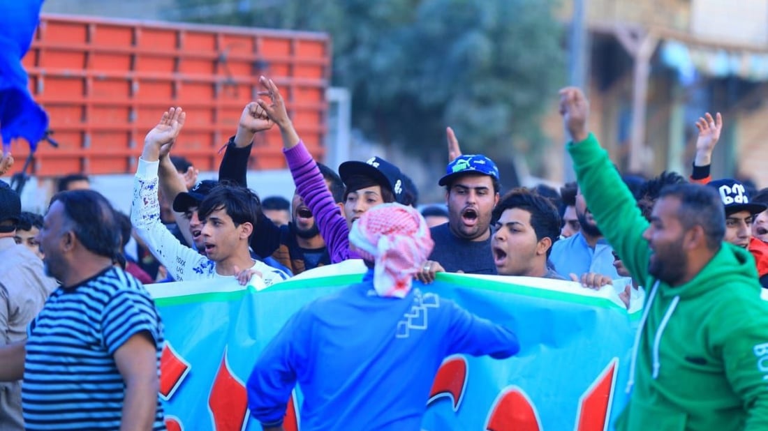 أزمة مالية تعصف بنادي القاسم وجماهيره يتظاهرون للمطالبة بدعم مالي