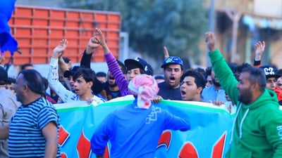 أزمة مالية تعصف بنادي القاسم وجماهيره يتظاهرون للمطالبة بدعم مالي
