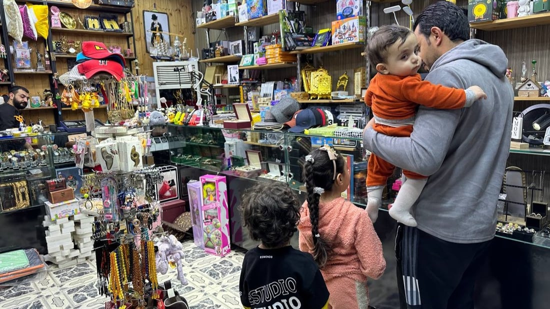 ليلة عامرة بالحب في الأنبار.. التلاميذ يختارون هدايا المعلم والآباء يدفعون (صور)