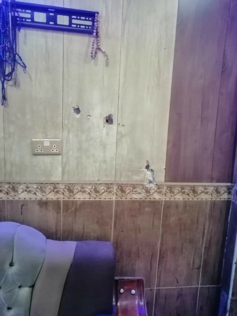 صور لآثار الرصاص على شاشة التلفاز: هجوم بالـ “M16” على مقهى الشابندر في السماوة