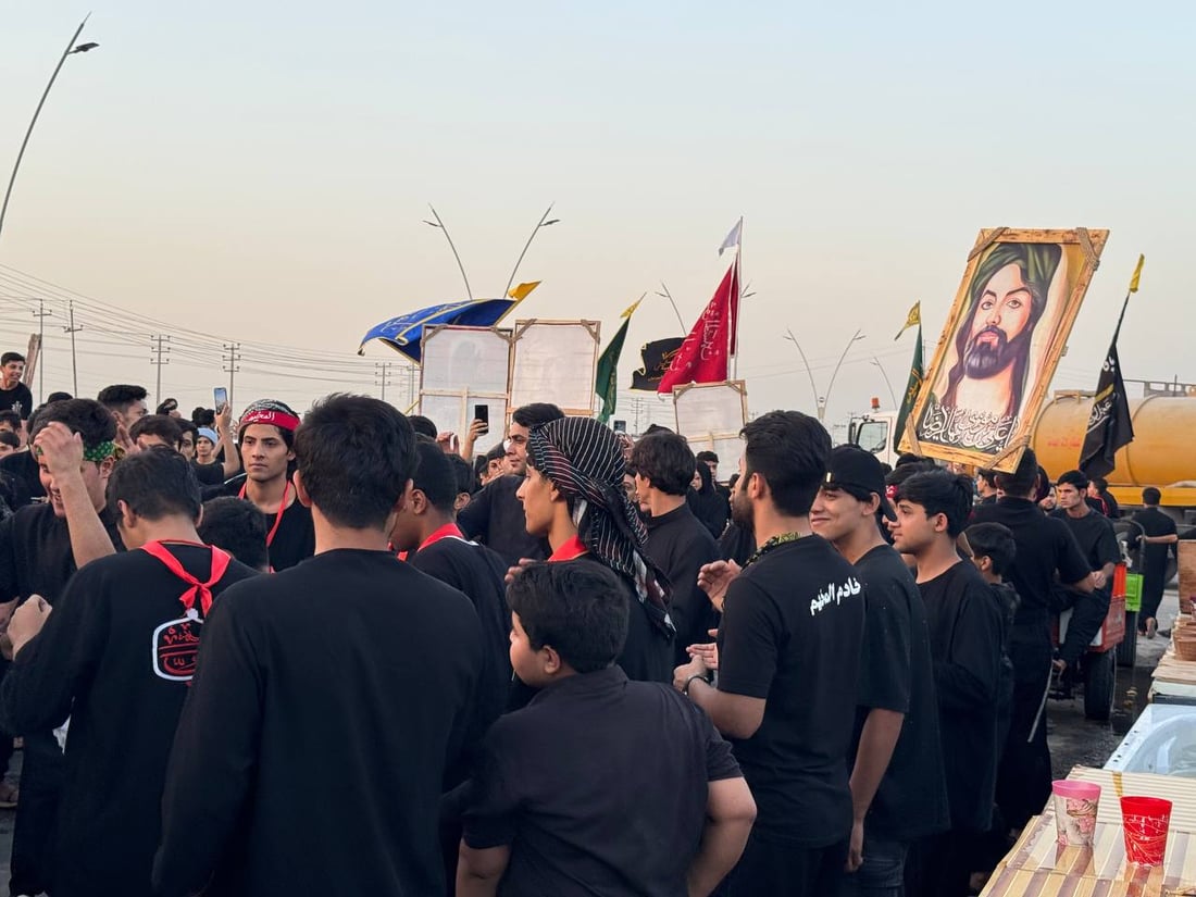 صور: الآلاف يحيون “يوم الدفن” بمسيرة نحو مسجد خطوة الإمام علي في الزبير 