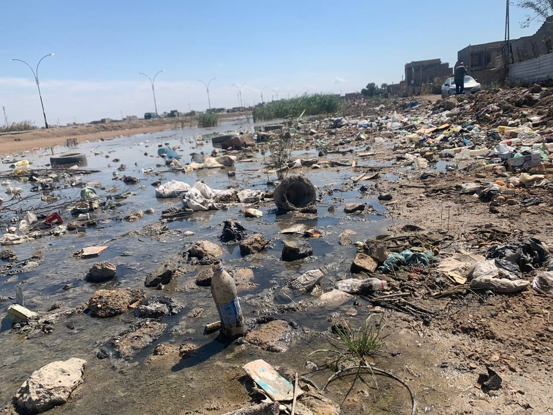 كاميرا 964: شاحنة لدائرة المجاري تلقي المياه الثقيلة بين منازل في أبو غريب