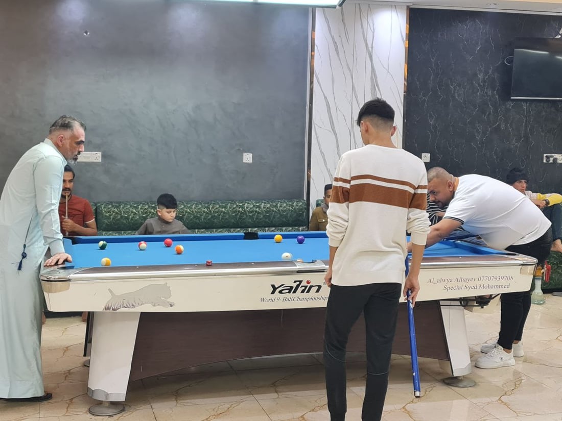 شباب السماوة يلعبون البليارد حتى الصباح.. بطولة حماسية في حي الحسين (صور)