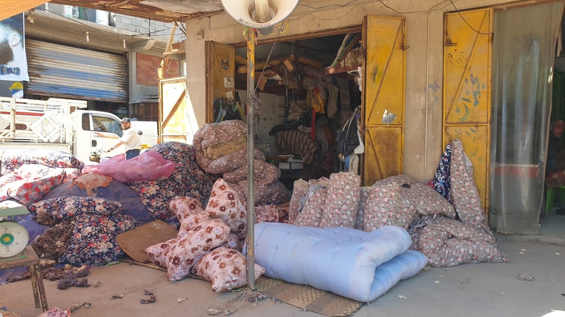 ندّاف ينافس المستورد بالقطن الطبيعي ويتعهد للزبون بـ”مخدة ألف ليلة وليلة” (صور)