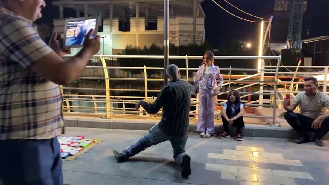 كردي مجنون بالغناء على كورنيش البصرة.. جمع زبائن “السي دي” حوله باستعراض مميز (فيديو)