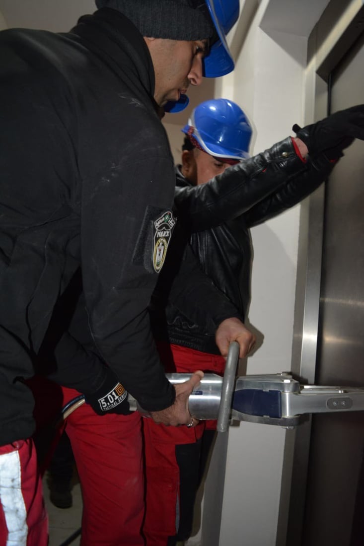 فريق الإنقاذ العراقي يخرج شخصين علقا في مصعد بولاية هاتاي التركية