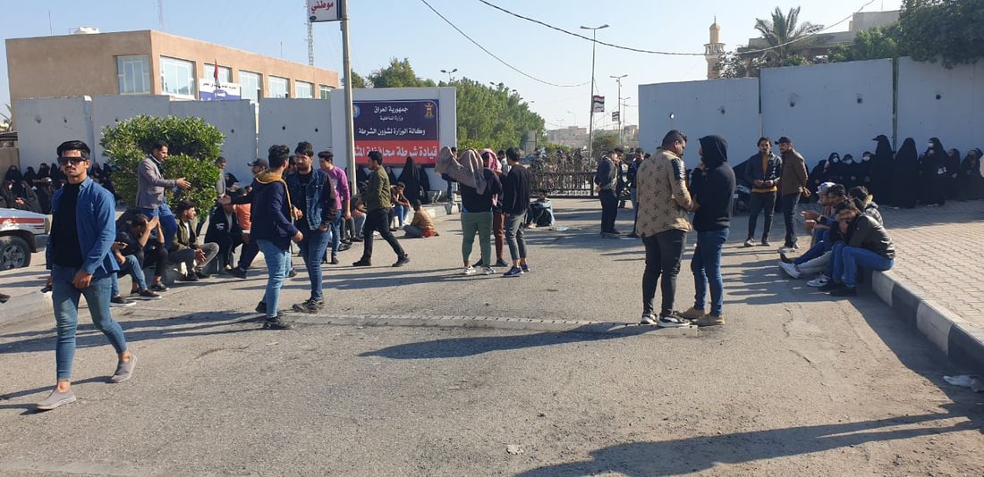 المثنى: مئات الخريجين يغلقون مجمع الحكومة للتذكير بوعود الكاظمي (صور)