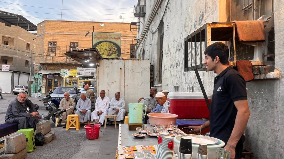 مقهى سمير يتابع “التطورات” عبر وتساب.. بعض ما يجري في “البصرة العثمانية”