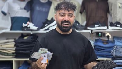 گەنجێک لە دوکانەکەیدا بانگەواز بۆ شتە ونبووەکان دەکات