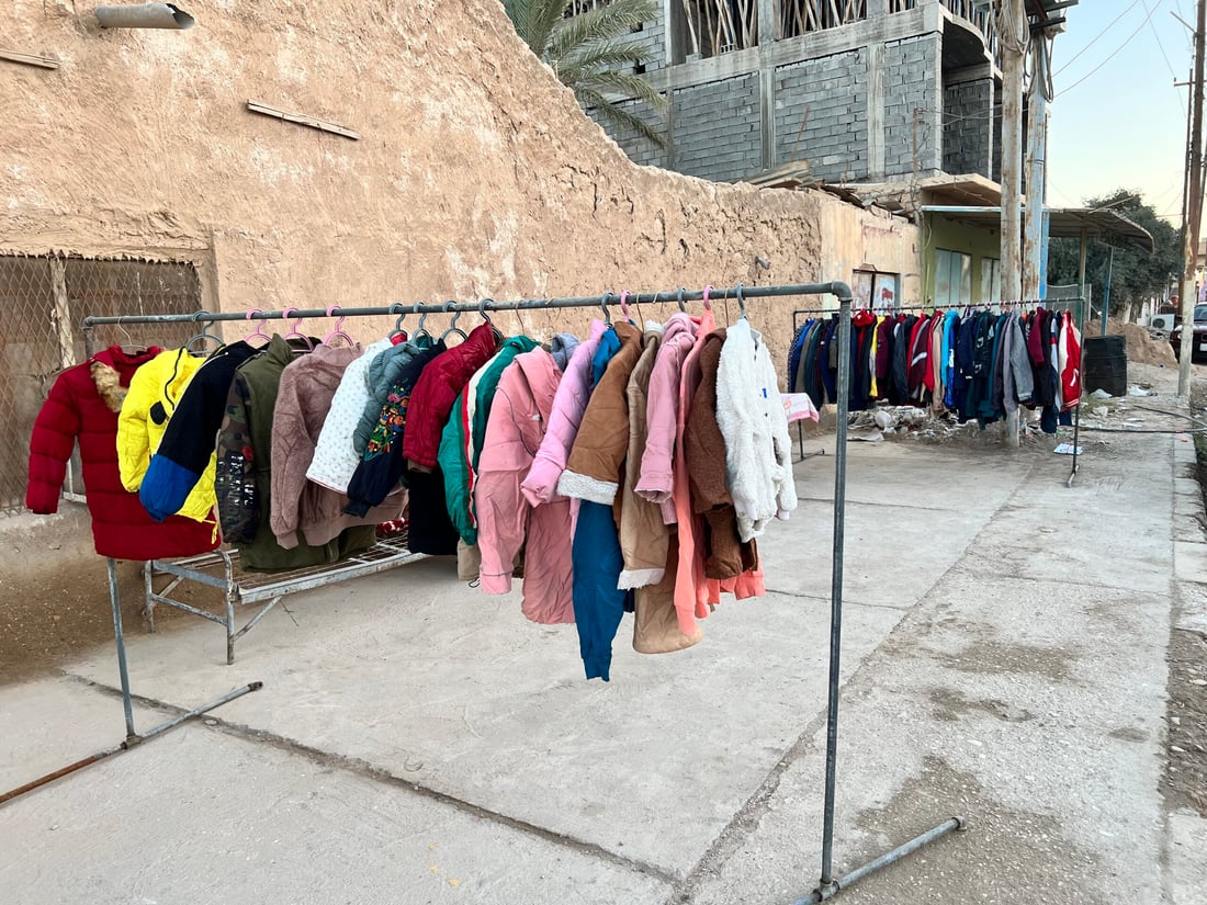 ملابس بالة الشتاء رخيصة لكن الأمر مازال محرجاً لبعض أهل حديثة.. صور من بسطة لؤي