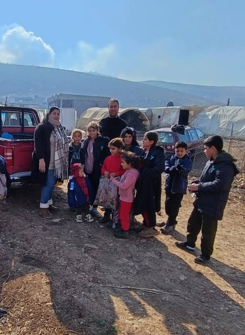 ژنە خۆبەخشێکی ئێزدی دیاری و هاوکاری گەیاندە منداڵە ئاوارەکانی کەمپی سەر چیای شنگال