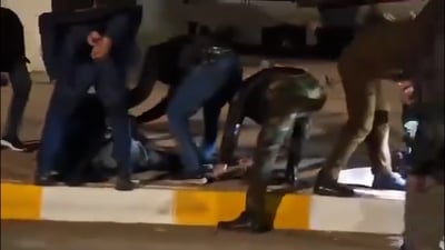لحظة اعتقال انتحاري يرتدي حزاماً ناسفاً في الرمادي