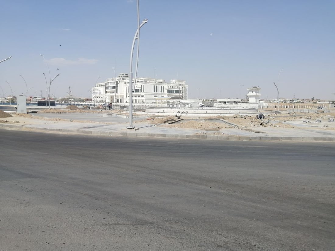 كركوك تحل أزمة النفايات في “فلكة النافورة” بطمر حديقتها بالصب والمرمر (صور)