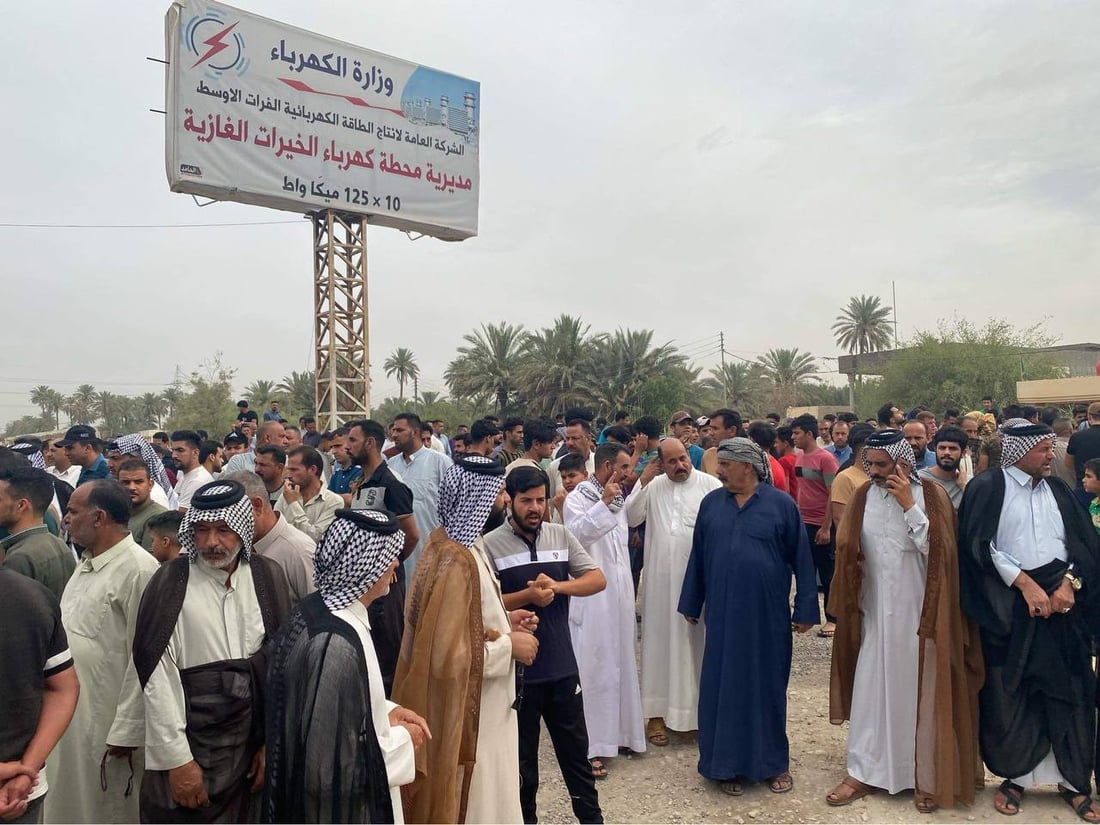 “لن نتحرك قبل إعادة المحطة المتنقلة”.. سكان الهندية يحاصرون دائرة الكهرباء (صور)