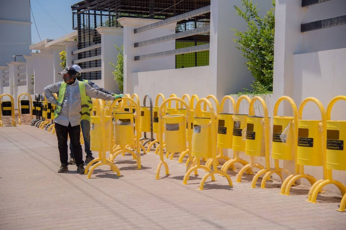 حاویەی ئاسنی زبڵ لە شەقامەکان دانرا