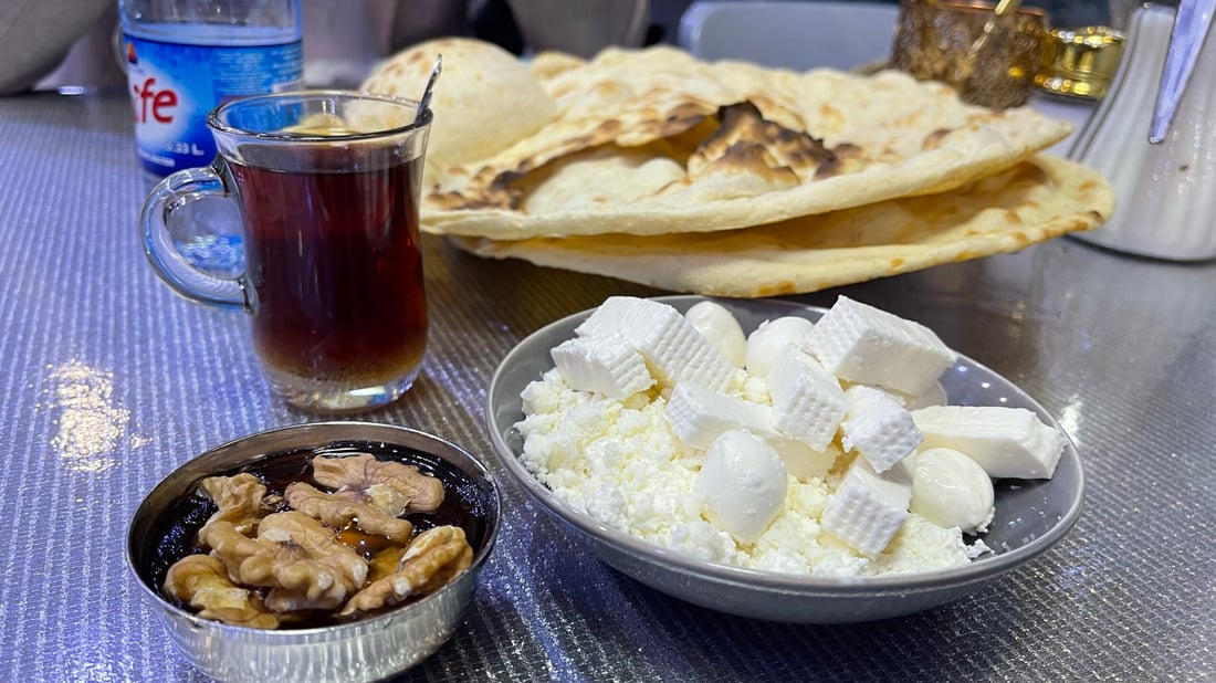 کارمەندانی کۆمسیۆن و چاودێرەکان رۆژەکەیان بە قەیماغ و هەنگوین دەستی پێکرد